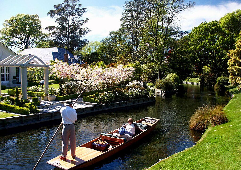 By Bernard Spragg. NZ from Christchurch, New Zealand - Punting Mona Vale, CC0, https://commons.wikimedia.org/w/index.php?curid=55071034